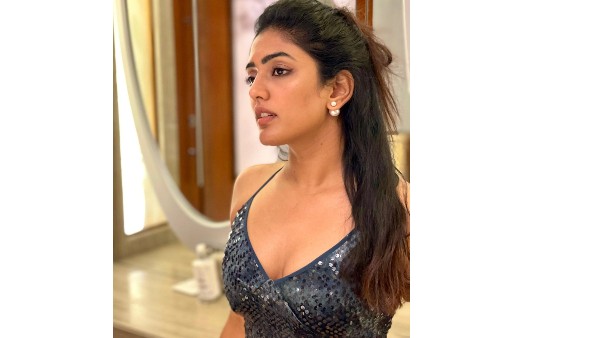 క్లీవేజ్ షో చేస్తూ రెచ్చిపోయింది