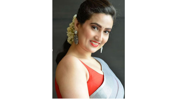 స్లీవ్లెస్ బ్లౌజ్తో రచ్చ చేసింది