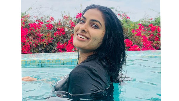 స్విమ్మింగ్ పూల్లో సందడి