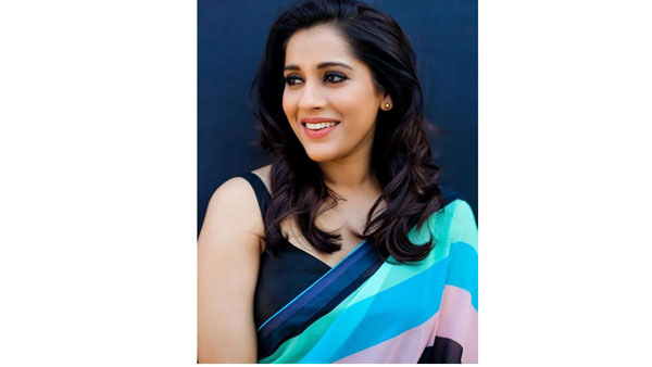 గ్లామర్ ట్రీట్తో మాయ చేస్తోంది