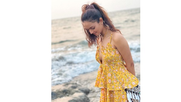 క్లివేజ్ అందాలతో