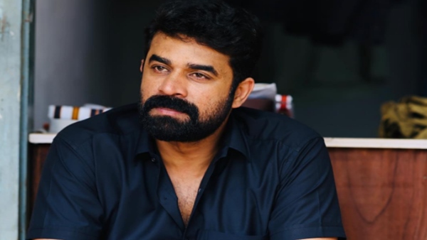 లుకౌట్ నోటీసులు జారీ