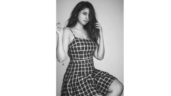 బుల్లి గౌనుతో ఘాటు ఫోజులు