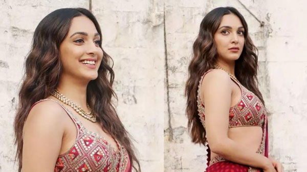చిన్నపాటి స్కర్ట్ ధరించి