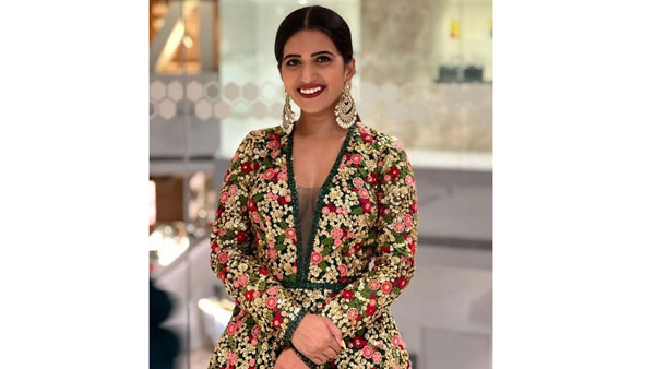 ఉల్లిపొరలాంటి డ్రెస్తో రచ్చ