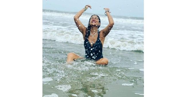 బీచ్లో బికినీతో రెచ్చిపోయింది