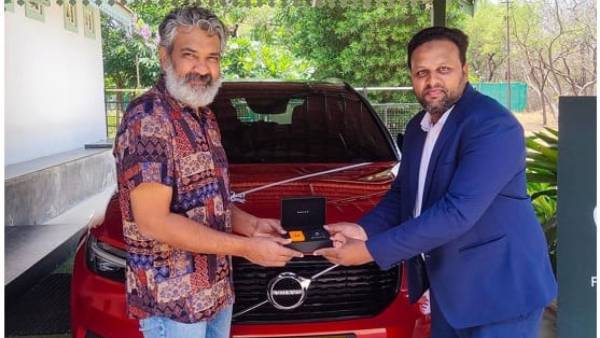 ఇష్టంగా ఖరీదైన కారును కొనుగోలు చేసిన రాజమౌళి.. ధర ఎంతంటే?