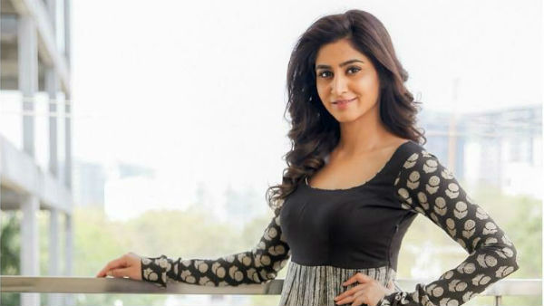 టీవీలోకి యాంకర్గా వచ్చింది