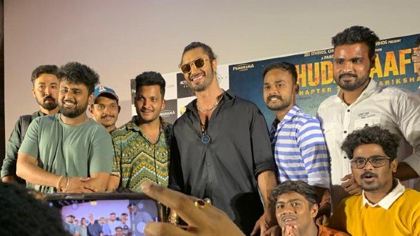 Top Josh Telugu Creators memorable moment With Khuda Haafiz Star Vidyut Jammwal at A Meet And Greet Session in Hyderabad Top Josh Telugu Creators memorable moment With Khuda Haafiz Star Vidyut Jammwal at A Meet And Greet Session in Hyderabad