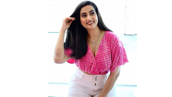 క్లీవేజ్ షోతో మంజూష సందడి