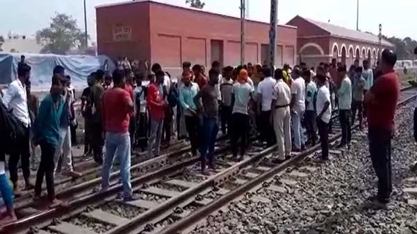 మాట్లాడేందుకు వెనుకడుగు