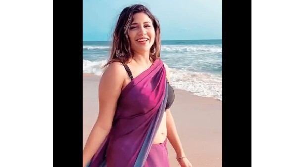 బీచ్లో బ్రాతో రెచ్చిపోయింది