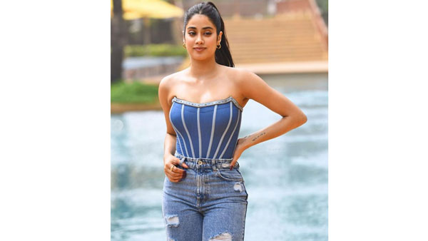 స్ట్రాప్లెస్ డ్రెస్లో గ్లామర్ షో