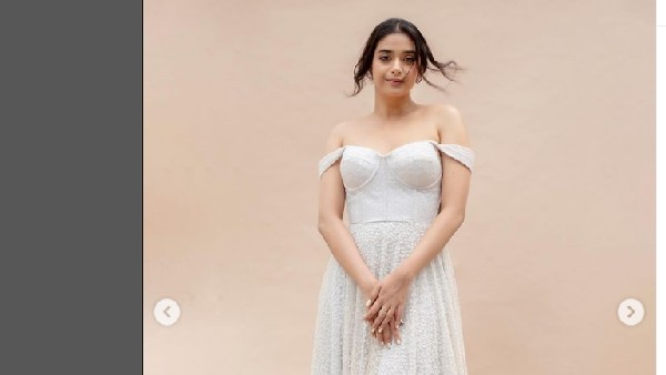 ఆరబోతకు ఆమడ దూరంలో