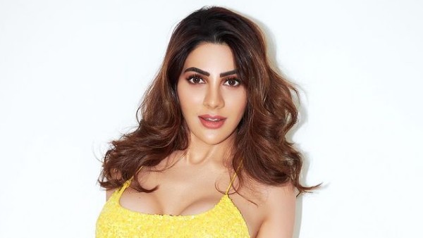 ప్యాంట్ విప్పుతూ