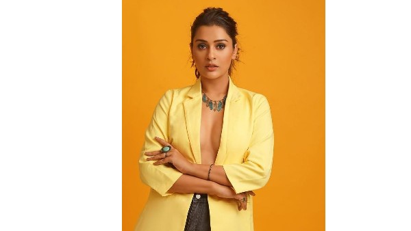 బ్రా కూడా లేకుండా హాట్ షూట్