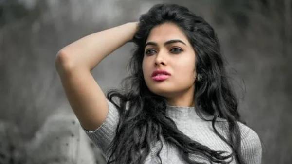 షర్ట్ కిందకి జరిపి సెగలు రేపుతున్న దివి.. ఒక రేంజ్ లో పరువాల విందు!