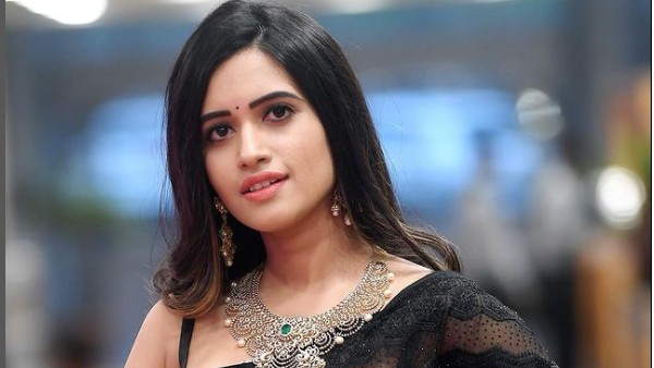 యాంకర్గా మారిన బ్యూటీ