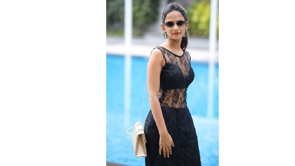 నెట్ డ్రెస్లో ఘాటు ఫోజులతో