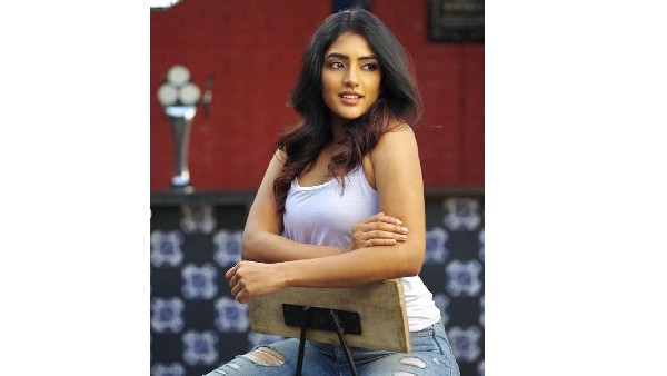 స్లీవ్లెస్ టాప్తో హాట్ ఫోజులు