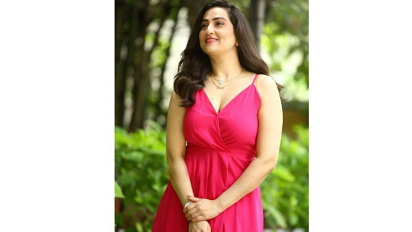 అందాలతో రెచ్చగొడుతోంది