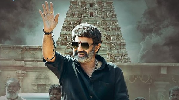అద్దంలో చూపిస్తూ