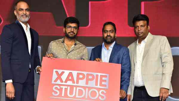 ప్రముఖ ఎంటర్టైన్మెంట్ వెబ్ పోర్టల్, ఆండ్రాయిడ్, ఐవోఎస్ యాప్ జ్యాపి (Xappie) చిత్ర నిర్మాణ రంగంలోకి అడుగుపెట్టింది. ప్రొడక్షన్ హౌస్కి శ్రీకారం చుట్టింది. జ్యాపి యాప్ని రూపొందించిన ఉదయ్ కోలా, విజయ్ శేఖర్ అన్నే, కృష్ణ గొర్రెపాటి జ్యాపి స్టూడియోస్ పేరుతో నిర్మాణ సంస్థని స్థాపించారు. బ్లాక్ బస్టర్ దర్శకుడు అనిల్ రావిపూడి, దర్శకుడు అనుదీప్, నిర్మాత కె ఎల్ దామోదర్ ప్రసాద్, ఫిలిం ఛాంబర్ ప్రెసిడెంట్ కొల్లి రామక్రిష్ణ, రాజా రవీంద్ర, ముఖ్య అతిధులుగా బ్యానర్ లాంచ్ ఈవెంట్ గ్రాండ్గా జరిగింది. వేడుకగా జరిగిన బ్యానర్ లాంచ్ ఈవెంట్ లో దర్శకుడు అనిల్ రావిపూడి జ్యాపి స్టూడియోస్ బ్యానర్, పోస్టర్ను లాంచ్ చేశారు. జ్యాపి స్టూడియోస్ లాంచ్ ఈవెంట్లో నిర్మాతలు మొత్తం నాలుగు చిత్రాలని ప్రకటించారు . జ్యాపి స్టూడియోస్ నిర్మాణంలో ప్రస్తుతం షూటింగ్ లో వున్న జగమేమాయ పోస్టర్ను నిర్మాత కె ఎల్ దామోదర్ ప్రసాద్, పతంగ్ పోస్టర్ను దర్శకుడు అనుదీప్ లాంచ్ చేసి ఆల్ ది బెస్ట్ చెప్పారు. రాజ్ తరుణ్ హీరోగా ప్రొడక్షన్ నెంబర్ 3. రూపుదిద్దుకోనుంది. సుహాస్ ప్రధాన పాత్రలో రూపుదిద్దుకాబోతున్న ప్రొడక్షన్ నెంబర్ 4ని పోస్టర్ ని ఫిలిం ఛాంబర్ ప్రెసిడెంట్ కొల్లి రామక్రిష్ణ లాంచ్ చేసి నిర్మాతలకు అభినందనలు తెలిపారు. రాజ్ తరుణ్, సుహాస్, ధన్య బాలకృష్ణ, చైతన్య, శ్రీనివాస్ వడ్లమాని తదితరులు ఈవెంట్ లో పాల్గొన్నారు. దర్శకుడు అనిల్ రావిపూడి మాట్లాడుతూ.. సినిమా నిర్మాణం రంగంలోకి అడుగుపెతున్న జ్యాపి స్టూడియోస్కి నా బెస్ట్ విశేష్. జ్యాపి స్టూడియోస్ త్వరలో నాలుగు ప్రాజెక్ట్స్ ని మొదలుపెట్టబోతుంది. ఈ ప్రాజెక్ట్ మంచి విజయాలని సాధించాలని కోరుకుంటున్నాను. ఇండస్ట్రీ ప్రస్తుతం క్లిష్ట సమయాన్ని ఎదుర్కోటుంది. అందరూ ఫైట్ చేస్తున్నారు. ఇలాంటి సమయంలో నిర్మాణ రంగంలోకి అడుగుపెట్టిన జ్యాపి స్టూడియోస్కు బెస్ట్ విషెస్ అని అన్నారు. నిర్మాత ఉదయ్ కోలా మాట్లాడుతూ.. ప్రస్తుతం పరిశ్రమలో చాలా మార్పులు జరుగుతున్నాయి. ఆ మార్పులు అలవర్చుకోవడం కూడా అంత సులభం కాదు. అందుకే నిర్మాణం అంటే ఒక సవాల్గా మారిన పరిస్థితి. అయితే ఈ పరిస్థితులని త్వరలోనే సర్దుకుంటాయని ఆశిస్తున్నాను. ఆడియన్స్కు చాలా కంటెంట్ అవసరం ఉంది. ఆ నమ్మకంతోనే 2019లో జ్యాపి ఎంటర్టైన్మెంట్ పోర్టల్ డిజిటల్ ఫ్లాట్ ఫామ్ స్టార్ చేశాం. ఇండస్ట్రీని అవగాహన చేసుకున్నాం. సినిమాలు డిజిటల్ ప్రమోషన్స్ కూడా చేశాం. తర్వాత యూట్యూబ్ వీడియో కంటెంట్ ప్రొడక్షన్ని స్టార్ట్ చేశాం. ఫైనల్గా మన కోసం మనమే కంటెంట్ను బిల్డ్ చేసుకోవాలని నిర్ణయించాం. చాలా కంటెంట్ బిల్డ్ అయ్యింది. ఇప్పటికే అప్డేట్స్ చూశారు. సంజీవ్ రెడ్డి, నాని బండ్రెడ్డి , డైరెక్టర్ ఆదినారాయణ, చైతన్య, ఆర్కే వీళ్ళంతా మా ప్రయాణంలో తోడుగా నిలబడ్డారు. ప్రేక్షకులందరి సహకారం ఉంటుందని ఆశిస్తున్నాను అన్నారు. విజయ్ శేఖర్, కృష్ణ గొర్రెపాటి మాట్లాడుతూ.. ఈవెంట్ ని గ్రాండ్ సక్సెస్ చేసిన అందరికీ థాంక్స్. మంచి కంటెంట్ మీ ముందుకు వస్తాం. మీ అందరి సహకారం కావాలి అని కోరారు. ప్రముఖ ఎంటర్టైన్మెంట్ వెబ్ పోర్టల్, ఆండ్రాయిడ్, ఐవోఎస్ యాప్ జ్యాపి (Xappie) చిత్ర నిర్మాణ రంగంలోకి అడుగుపెట్టింది. ప్రొడక్షన్ హౌస్కి శ్రీకారం చుట్టింది. జ్యాపి యాప్ని రూపొందించిన ఉదయ్ కోలా, విజయ్ శేఖర్ అన్నే, కృష్ణ గొర్రెపాటి జ్యాపి స్టూడియోస్ పేరుతో నిర్మాణ సంస్థని స్థాపించారు. బ్లాక్ బస్టర్ దర్శకుడు అనిల్ రావిపూడి, దర్శకుడు అనుదీప్, నిర్మాత కె ఎల్ దామోదర్ ప్రసాద్, ఫిలిం ఛాంబర్ ప్రెసిడెంట్ కొల్లి రామక్రిష్ణ, రాజా రవీంద్ర, ముఖ్య అతిధులుగా బ్యానర్ లాంచ్ ఈవెంట్ గ్రాండ్గా జరిగింది. వేడుకగా జరిగిన బ్యానర్ లాంచ్ ఈవెంట్ లో దర్శకుడు అనిల్ రావిపూడి జ్యాపి స్టూడియోస్ బ్యానర్, పోస్టర్ను లాంచ్ చేశారు. జ్యాపి స్టూడియోస్ లాంచ్ ఈవెంట్లో నిర్మాతలు మొత్తం నాలుగు చిత్రాలని ప్రకటించారు . జ్యాపి స్టూడియోస్ నిర్మాణంలో ప్రస్తుతం షూటింగ్ లో వున్న జగమేమాయ పోస్టర్ను నిర్మాత కె ఎల్ దామోదర్ ప్రసాద్, పతంగ్ పోస్టర్ను దర్శకుడు అనుదీప్ లాంచ్ చేసి ఆల్ ది బెస్ట్ చెప్పారు. రాజ్ తరుణ్ హీరోగా ప్రొడక్షన్ నెంబర్ 3. రూపుదిద్దుకోనుంది. సుహాస్ ప్రధాన పాత్రలో రూపుదిద్దుకాబోతున్న ప్రొడక్షన్ నెంబర్ 4ని పోస్టర్ ని ఫిలిం ఛాంబర్ ప్రెసిడెంట్ కొల్లి రామక్రిష్ణ లాంచ్ చేసి నిర్మాతలకు అభినందనలు తెలిపారు. రాజ్ తరుణ్, సుహాస్, ధన్య బాలకృష్ణ, చైతన్య, శ్రీనివాస్ వడ్లమాని తదితరులు ఈవెంట్ లో పాల్గొన్నారు. దర్శకుడు అనిల్ రావిపూడి మాట్లాడుతూ.. సినిమా నిర్మాణం రంగంలోకి అడుగుపెతున్న జ్యాపి స్టూడియోస్కి నా బెస్ట్ విశేష్. జ్యాపి స్టూడియోస్ త్వరలో నాలుగు ప్రాజెక్ట్స్ ని మొదలుపెట్టబోతుంది. ఈ ప్రాజెక్ట్ మంచి విజయాలని సాధించాలని కోరుకుంటున్నాను. ఇండస్ట్రీ ప్రస్తుతం క్లిష్ట సమయాన్ని ఎదుర్కోటుంది. అందరూ ఫైట్ చేస్తున్నారు. ఇలాంటి సమయంలో నిర్మాణ రంగంలోకి అడుగుపెట్టిన జ్యాపి స్టూడియోస్కు బెస్ట్ విషెస్ అని అన్నారు. నిర్మాత ఉదయ్ కోలా మాట్లాడుతూ.. ప్రస్తుతం పరిశ్రమలో చాలా మార్పులు జరుగుతున్నాయి. ఆ మార్పులు అలవర్చుకోవడం కూడా అంత సులభం కాదు. అందుకే నిర్మాణం అంటే ఒక సవాల్గా మారిన పరిస్థితి. అయితే ఈ పరిస్థితులని త్వరలోనే సర్దుకుంటాయని ఆశిస్తున్నాను. ఆడియన్స్కు చాలా కంటెంట్ అవసరం ఉంది. ఆ నమ్మకంతోనే 2019లో జ్యాపి ఎంటర్టైన్మెంట్ పోర్టల్ డిజిటల్ ఫ్లాట్ ఫామ్ స్టార్ చేశాం. ఇండస్ట్రీని అవగాహన చేసుకున్నాం. సినిమాలు డిజిటల్ ప్రమోషన్స్ కూడా చేశాం. తర్వాత యూట్యూబ్ వీడియో కంటెంట్ ప్రొడక్షన్ని స్టార్ట్ చేశాం. ఫైనల్గా మన కోసం మనమే కంటెంట్ను బిల్డ్ చేసుకోవాలని నిర్ణయించాం. చాలా కంటెంట్ బిల్డ్ అయ్యింది. ఇప్పటికే అప్డేట్స్ చూశారు. సంజీవ్ రెడ్డి, నాని బండ్రెడ్డి , డైరెక్టర్ ఆదినారాయణ, చైతన్య, ఆర్కే వీళ్ళంతా మా ప్రయాణంలో తోడుగా నిలబడ్డారు. ప్రేక్షకులందరి సహకారం ఉంటుందని ఆశిస్తున్నాను అన్నారు. విజయ్ శేఖర్, కృష్ణ గొర్రెపాటి మాట్లాడుతూ.. ఈవెంట్ ని గ్రాండ్ సక్సెస్ చేసిన అందరికీ థాంక్స్. మంచి కంటెంట్ మీ ముందుకు వస్తాం. మీ అందరి సహకారం కావాలి అని కోరారు.
