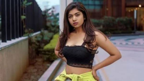 పొలిటీషియన్తో లవ్ ట్రాక్