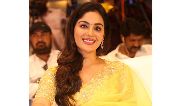 బింబిసారలో మోడరన్ యువతిగా