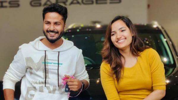 ఖరీదైన కారును కొన్న సిరి