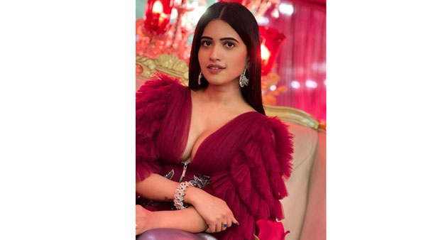 యమ హాట్ ఫొటోలతో సందడి