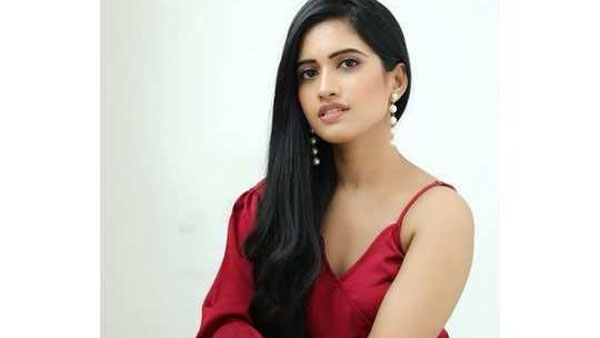 యాంకర్గా మారిన స్రవంతి