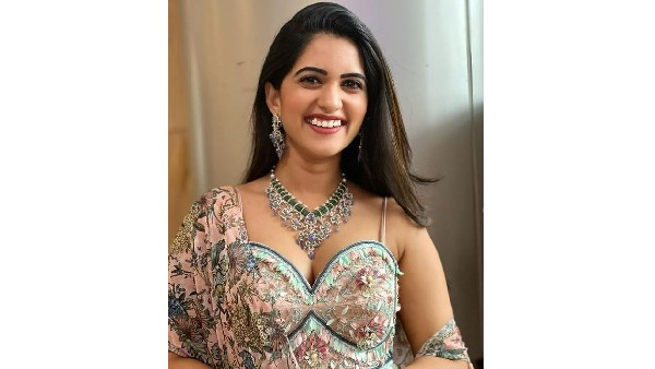 గ్లామర్ ట్రీట్ ఇస్తోన్న స్రవంతి