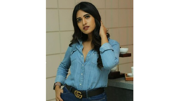 అందాలను ఆరబోస్తోందిగా