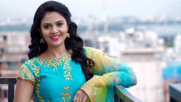 యాంకర్గా మారింది.. క్రేజ్ ఇలా