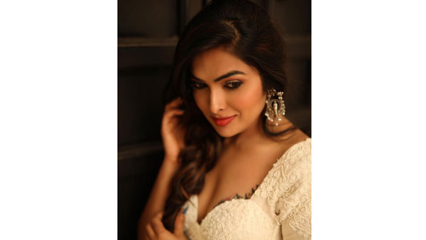 పాలరాతి శిల్పంలా ఫోజులిచ్చి
