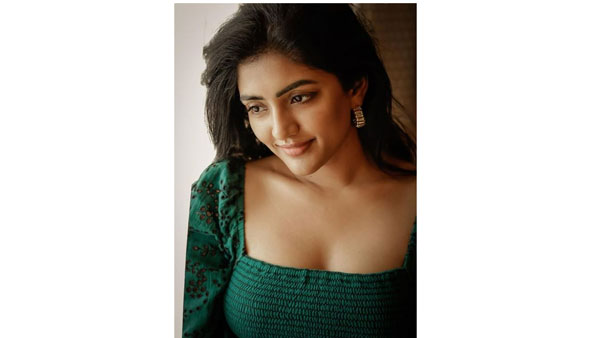 ఈషా రెబ్బ అందాల విందు