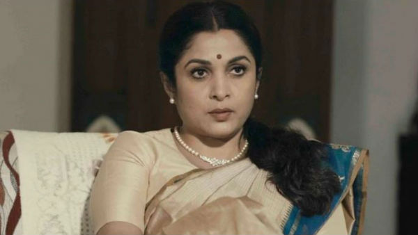 ఉల్లిపొర లాంటి చీరతో రచ్చ