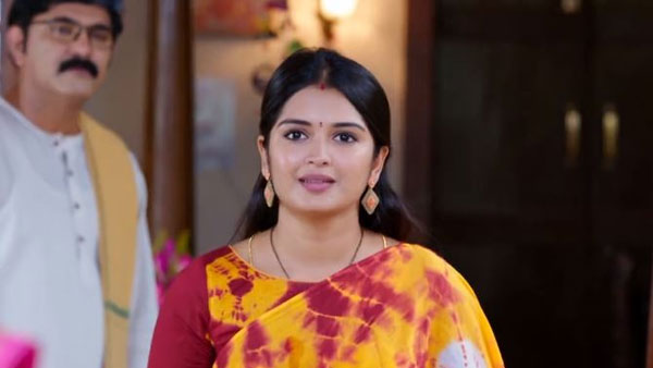 బాధలో పుస్తకాలు ఇచ్చిన జానకి