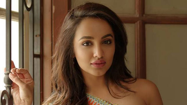 శ్రీరెడ్డిపై తేజస్వి మదివాడ కామెంట్