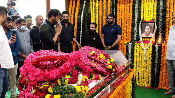 ప్రభాస్ వద్దే స్నేహితులు