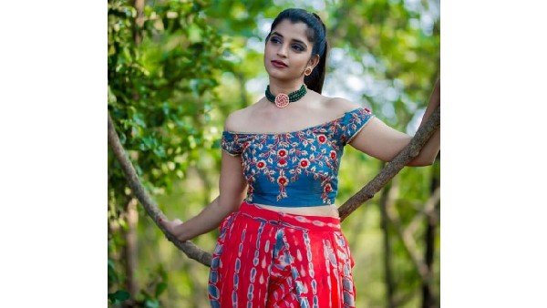 టాప్ను కిందకు జరిపిన శ్యామల