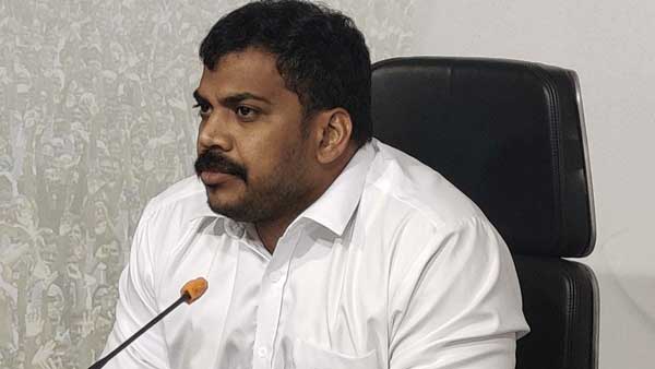 ఫస్ట్ పార్టీ కోసం తొడలు కొట్టండి