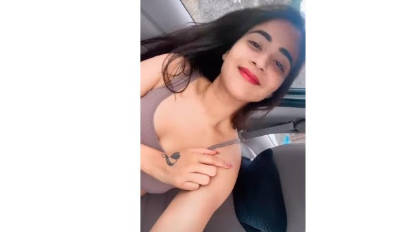 స్లీవ్లెస్ టాప్లో అందాల విందు