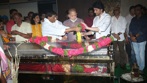 ఇందిరా దేవి అంత్యక్రియలు..