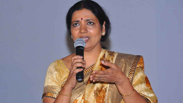 కేసీఆర్, కవితపై విరుచుకుపడ్డ జీవిత
