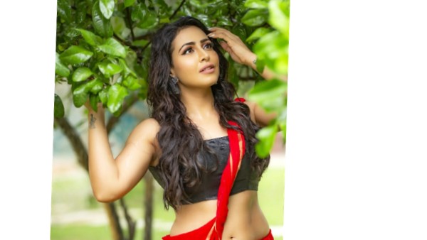 ముందుకు వంగుతూ ఘాటు పోజులు..