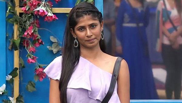 గిచ్చి.. బుజ్జగించినట్లుగా నాగ్