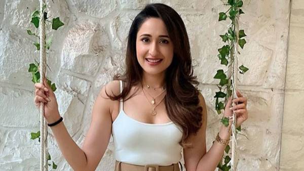 అందాలను ఆరబోస్తూ సందడి