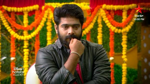 శ్రీహాన్ చేయి కూడా..